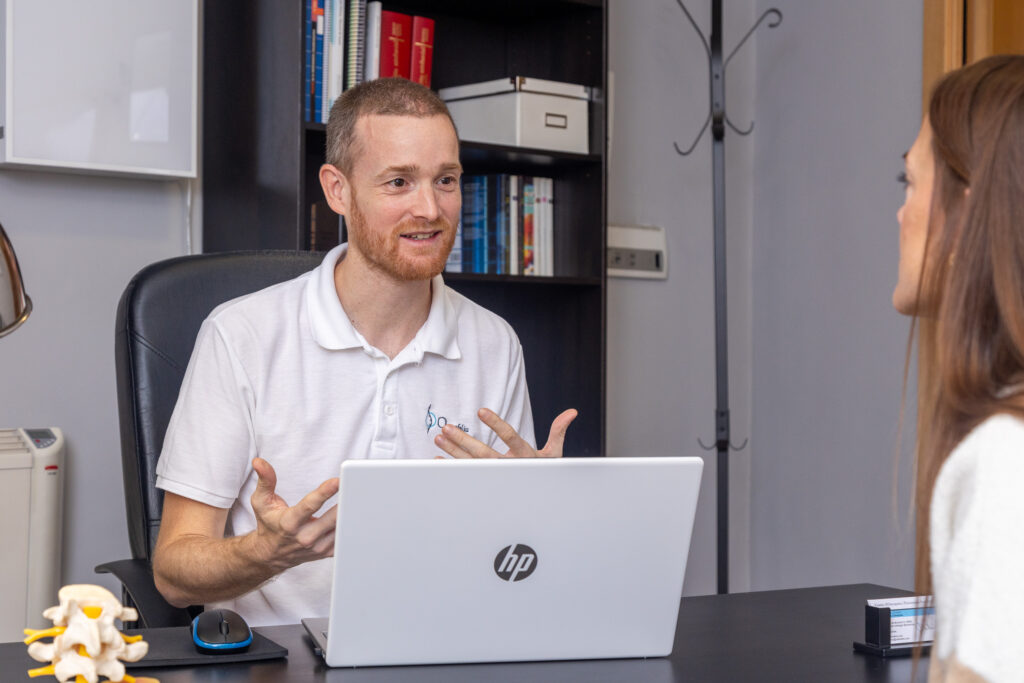 Cómo trabaja el fisio Jose Ma Lopez en su consulta osteofeliu en Sant Feliu de Llobregat